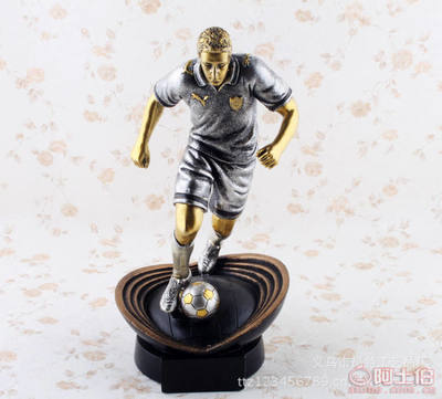 成德居樹脂工藝品 銀色人物踢球造型獎杯擺件的定制與批發優勢